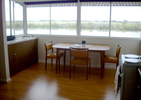 Riverfront Holiday House - Sydney 4u 2
