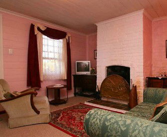 Hollyhock Cottage - Accommodation Sydney 4