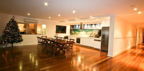 Away On Shirley Lane - Sydney 4u 1