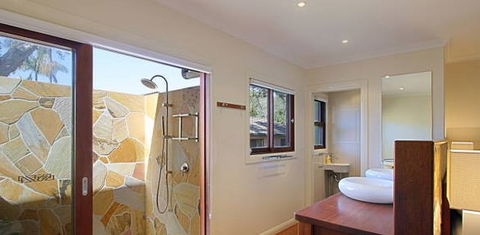 Away On Shirley Lane - Sydney 4u 4