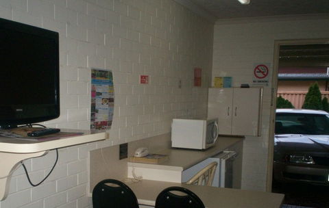 A Raceview Motor Inn - Sydney 4u 2