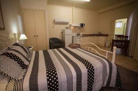 Millies Guesthouse & Serviced Apartments - Accommodation Sydney 5
