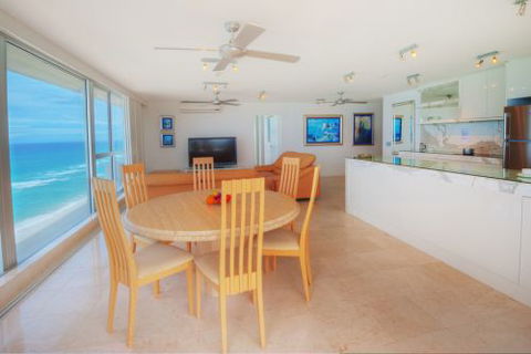 Golden Sands On Main Beach - Accommodation Sydney 9