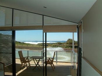 Caves Beachside Hotel - Sydney 4u 1