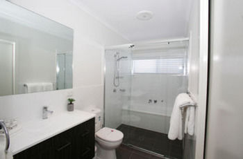 Caves Beachside Hotel - Sydney 4u 5