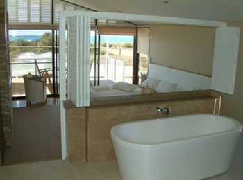 Caves Beachside Hotel - Sydney 4u 7