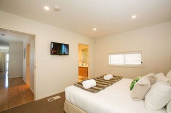 Caves Beachside Hotel - Sydney 4u 18