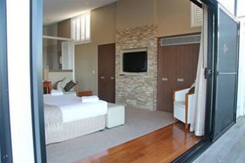 Caves Beachside Hotel - Sydney 4u 27