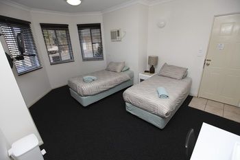 Across Country Motel And Serviced Apartments - Sydney 4u 17