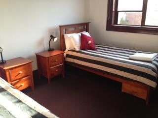 The Cooks Hill Hotel - Sydney 4u 1