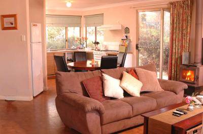 Bettenay's Lakeside Loft Spa Apartment - Accommodation Sydney 2