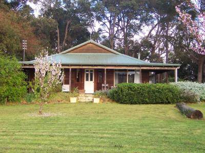 Bettenay's Lakeside Loft Spa Apartment - Accommodation Sydney 3