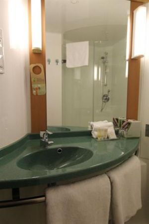 Ibis Newcastle - Sydney 4u 1