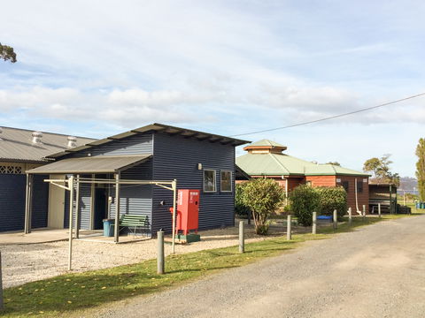 Snug Beach Cabin & Caravan Park - Sydney 4u 1