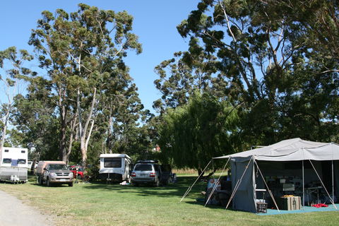 Snug Beach Cabin & Caravan Park - Sydney 4u 3