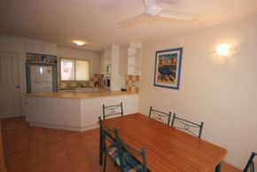 Beach Court Holiday Villas - Accommodation Sydney 3