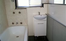 Commercial Hotel Stock Pub - Accommodation Sydney 0