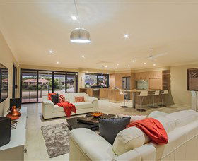 Serenity Shores At Vogue Holiday Homes - Sydney 4u 2