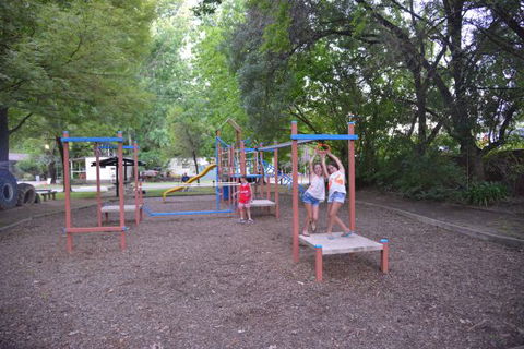 Ardern's Caravan Park, Myrtleford - Sydney 4u 4