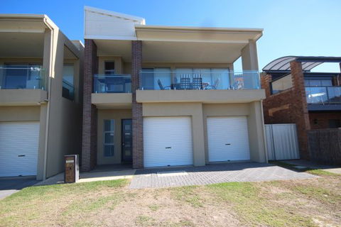 LJ Hooker Goolwa Holiday Rentals - 42 Underwood Avenue, Goolwa Beach - Accommodation Sydney 3