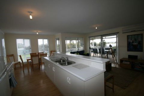 LJ Hooker Goolwa Holiday Rentals - 42 Underwood Avenue, Goolwa Beach - Accommodation Sydney 5