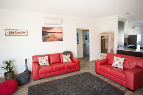 RED FIN Part Of BLUE FIN HOLIDAY HOMES - Sydney 4u 0