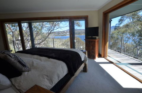 The Point Jindabyne - Sydney 4u 1