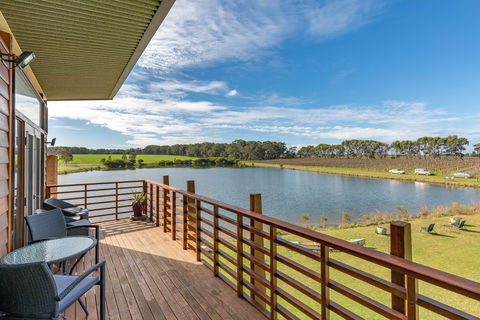 Bettenay's Lakeside Chalets And Luxury Spa Apartment - Sydney 4u 1