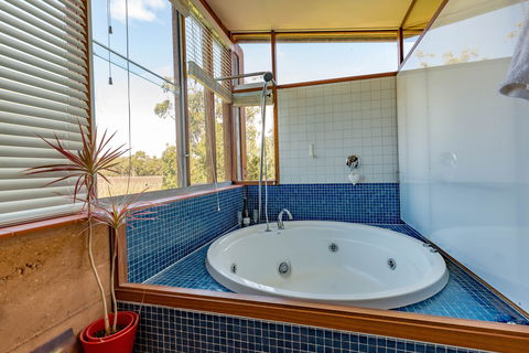 Bettenay's Lakeside Chalets And Luxury Spa Apartment - Sydney 4u 3