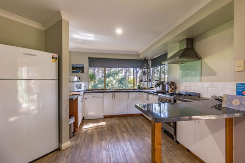 Bettenay's Lakeside Chalets And Luxury Spa Apartment - Sydney 4u 5