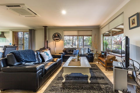 Bettenay's Lakeside Chalets And Luxury Spa Apartment - Sydney 4u 6