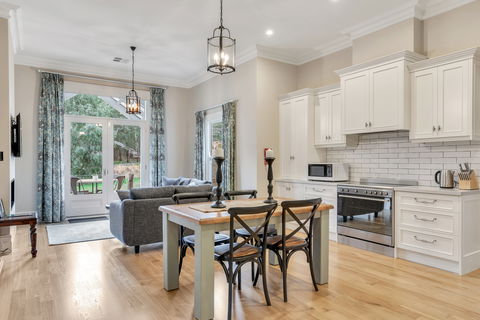 Grandview Accommodation - The Elm Tree Apartments - Sydney 4u 5