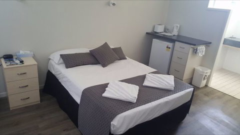 Queens Beach Hotel - Accommodation Sydney 1