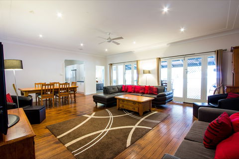 The Retreat Port Stephens - Sydney 4u 1