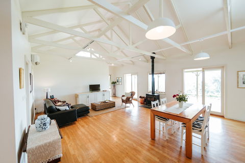 Yellow Dog Cottage - Accommodation Sydney 4