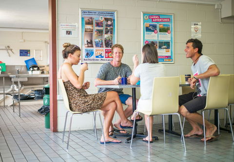 Airlie Beach YHA - Sydney 4u 5