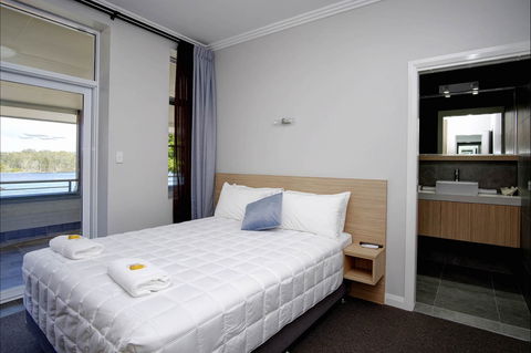 Lakes And Ocean Hotel - Sydney 4u 1
