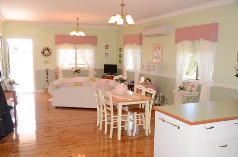 Milford Country Cottages - Sydney 4u 1
