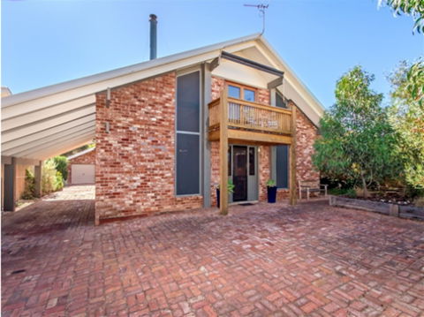 Century 21 SouthCoast: Estar - Accommodation Sydney 2