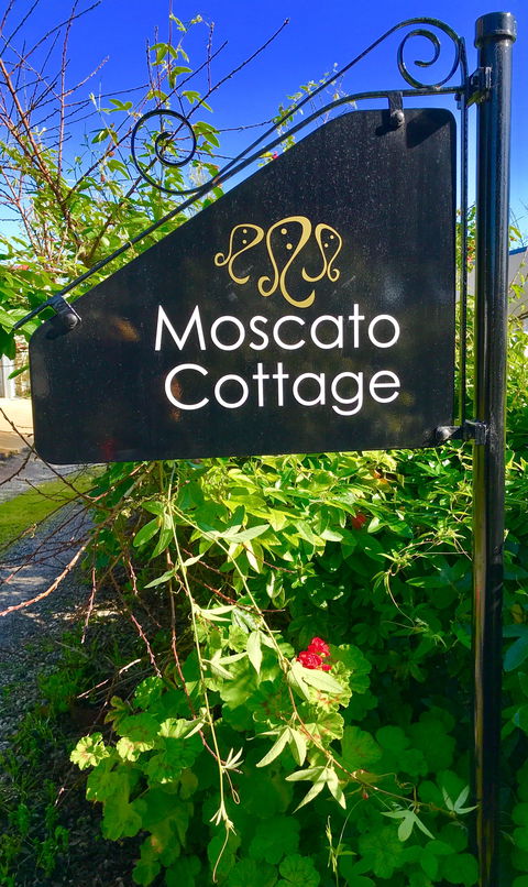 3 Divas Accommodation - The Moscato Cottage - Accommodation Sydney 1