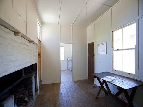 Brackens Hut - Accommodation Sydney 2