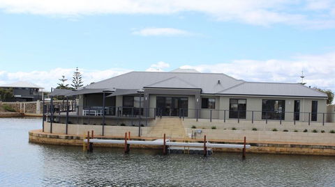 Port Bouvard Retreat - Large Family Friendly Canal Home With Private Jetty - Sydney 4u 0