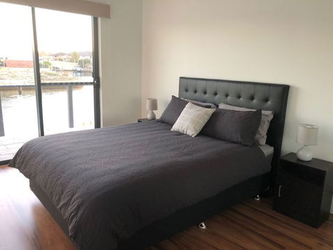 Port Bouvard Retreat - Large Family Friendly Canal Home With Private Jetty - Sydney 4u 1