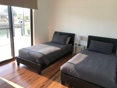 Port Bouvard Retreat - Large Family Friendly Canal Home With Private Jetty - Sydney 4u 2