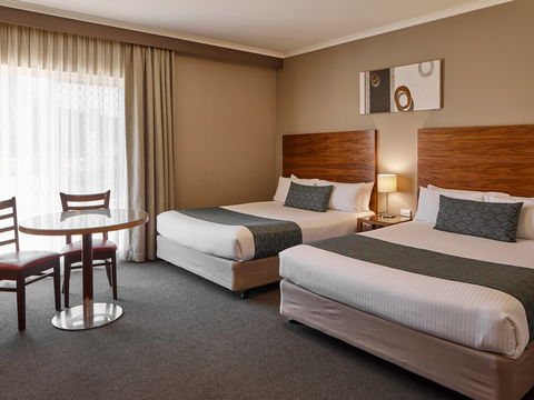 Quality Hotel Dickson - Sydney 4u 1