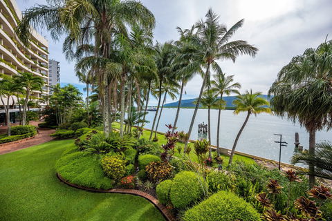 Hilton Cairns - Sydney 4u 1