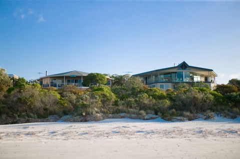Island Beach Lodge - Accommodation Sydney 0