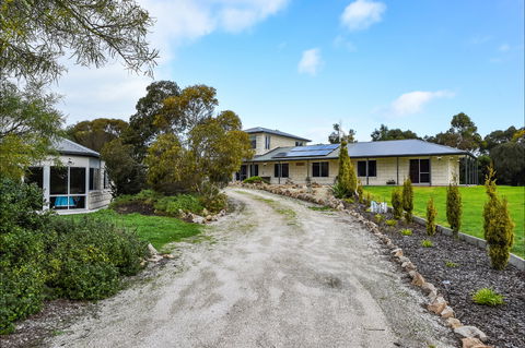 McKinnon's Holiday Home - Accommodation Sydney 0