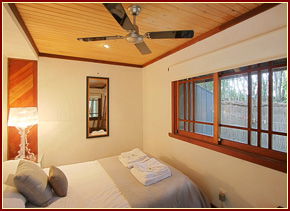 Absolute Beachfront Bamboo Hideaway - Sydney 4u 3