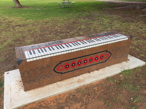 Piano Park Bench, Moonta - Sydney 4u 0